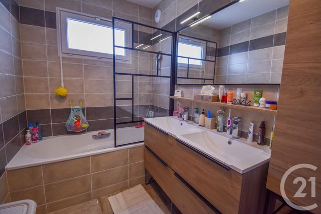 maison à louer - 5 pièces - 106.15 m2 - ST MEDARD EN JALLES - 33 - AQUITAINE - Century 21 Kadima